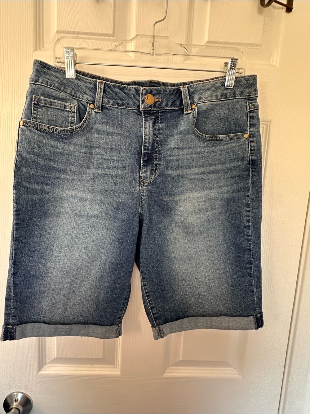 D. Jeans Mid-Wash Denim Cuffed Shorts- 9” Inseam- Size 14- GUC